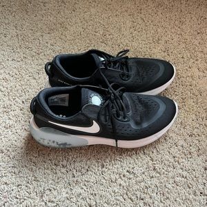 Women’s Nike shoes size 9